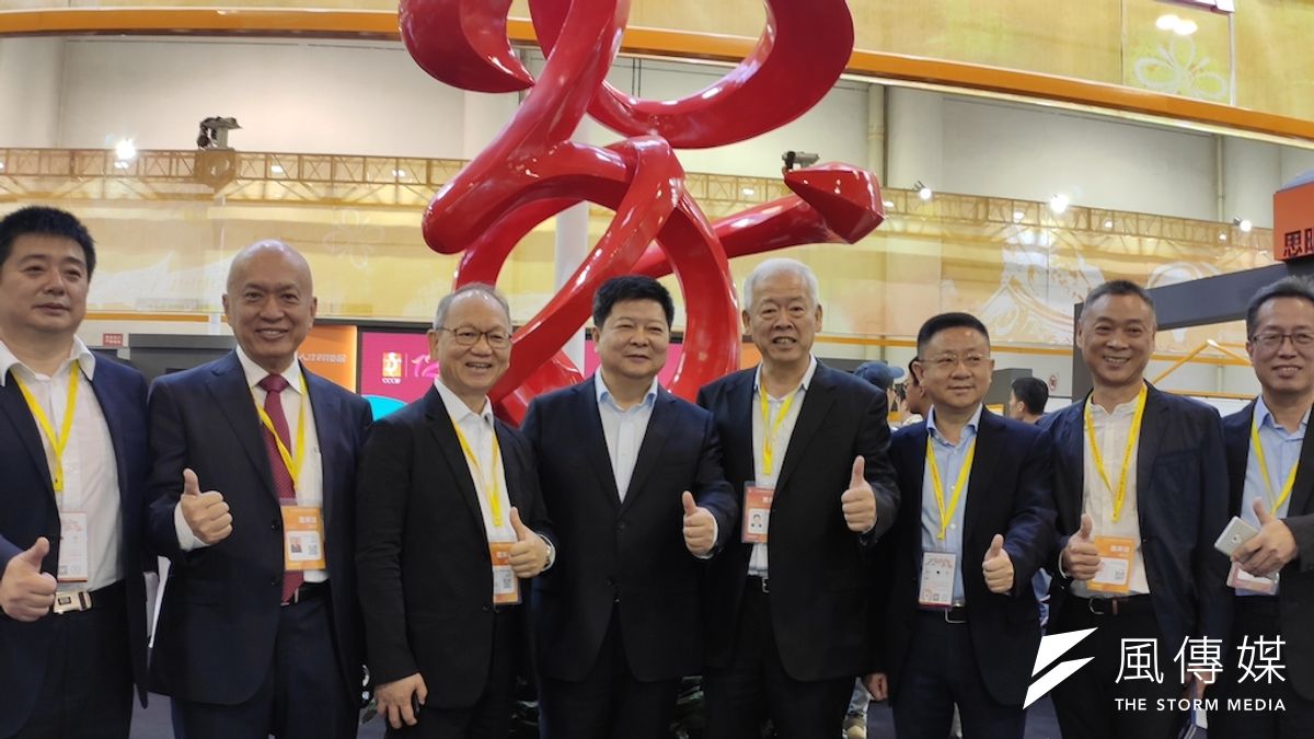 中央台辦副主任龍明彪參觀展場後,對於此次文化博覽會給予高度肯定。(圖/楊經緯攝) 中央台辦副主任龍明彪參觀展場後,對於此次文化博覽會給予高度肯定。(圖/楊經緯攝)