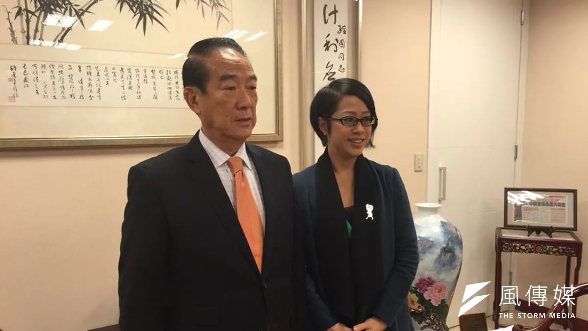 社民黨立委候選人李晏榕拜訪親民黨主席宋楚瑜,爭取支持。(夏珍攝) 社民黨立委候選人李晏榕拜訪親民黨主席宋楚瑜,爭取支持。(夏珍攝)