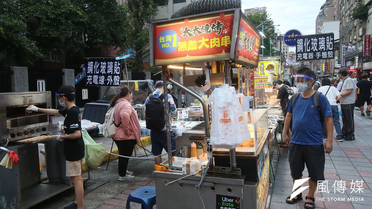 民眾都關心下周是否能解封或微解封,圖為台北市微解封後的夜市。(柯承惠攝) 民眾都關心下周是否能解封或微解封,圖為台北市微解封後的夜市。(柯承惠攝)