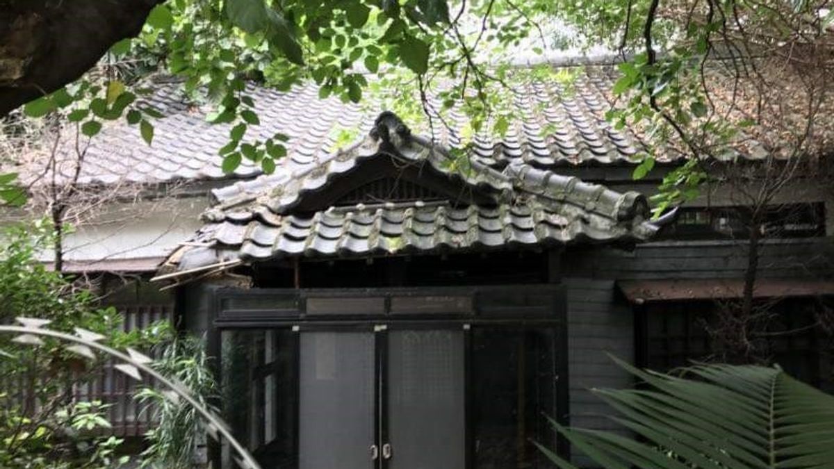 臺靜農的故居在溫州街18巷6號,原取名為「歇腳盦」,後改名龍坡丈室。臺老在此居住了四十多年,在1989年台大要將18巷的老宿舍改建為公寓,於是臺老搬到溫州街25號,就是照片中的宿舍。據說搬家當天臺老雙手抱著魯迅的陶瓷塑像,步履莊重而沉穩地走向25號宿舍。(蔡登山提供) 臺靜農的故居在溫州街18巷6號,原取名為「歇腳盦」,後改名龍坡丈室。臺老在此居住了四十多年,在1989年台大要將18巷的老宿舍改建為公寓,於是臺老搬到溫州街25號,就是照片中的宿舍。據說搬家當天臺老雙手抱著魯迅的陶瓷塑像,步履莊重而沉穩地走向25號宿舍。(蔡登山提供)