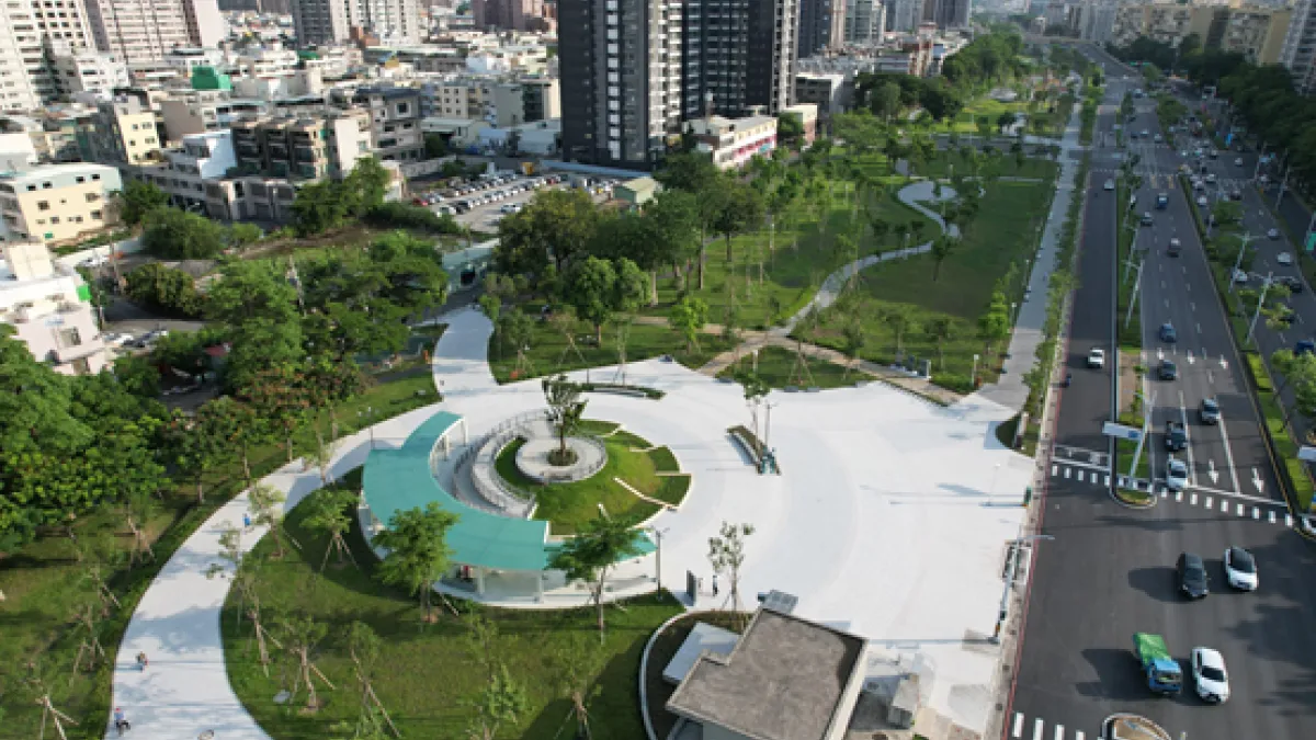 高市防疫市政不停歇,闢設綠色景觀園道促進新舊社區發展。(圖/高雄市政府提供)