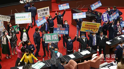 立院各黨派同意18歲公民權修憲案,將在年底綁大選交付人民複決。(顏麟宇攝)