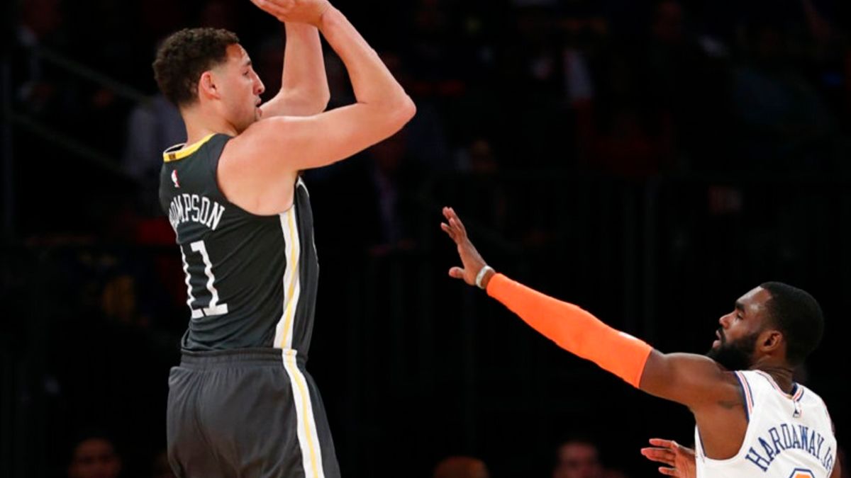 勇士湯普森(左)對尼克一役也貢獻了26分。(美聯社) 勇士湯普森(左)對尼克一役也貢獻了26分。(美聯社)