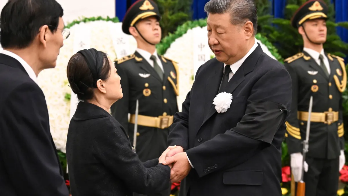 2026年8月18日,習近平出席朱鎔基的告別式,並向家屬致哀。(美聯社)