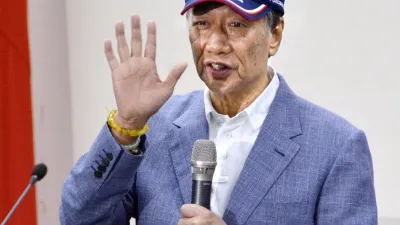 鴻海董事長郭台銘宣布投入2020年總統大選,會讓國人注意力轉移從統獨轉到「拚經濟」上嗎?(資料照,AP)