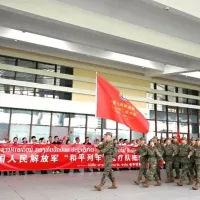 ラオスを訪問し交流活動を行う中国人民解放軍の医療部隊。(中国国防省提供) ラオスを訪問し交流活動を行う中国人民解放軍の医療部隊。(中国国防省提供)