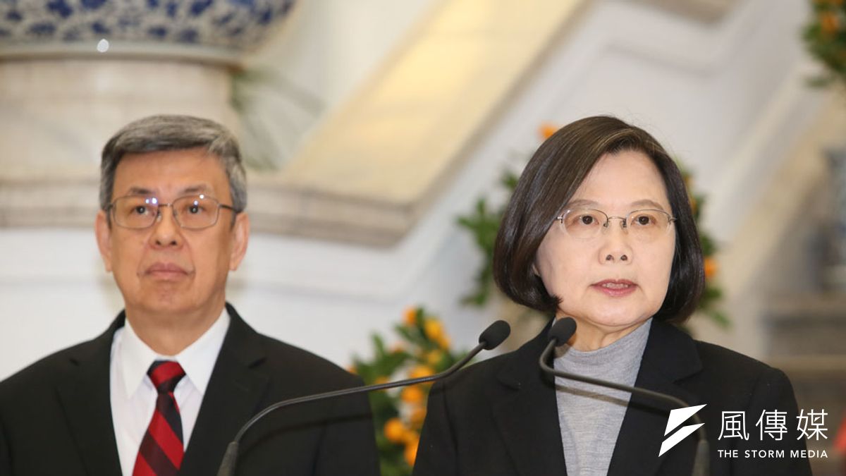 雖然總統蔡英文(右)先前表示尚不需緊急命令,但限制出入境等措施仍須法源依據。(資料照,柯承惠攝) 雖然總統蔡英文(右)先前表示尚不需緊急命令,但限制出入境等措施仍須法源依據。(資料照,柯承惠攝)