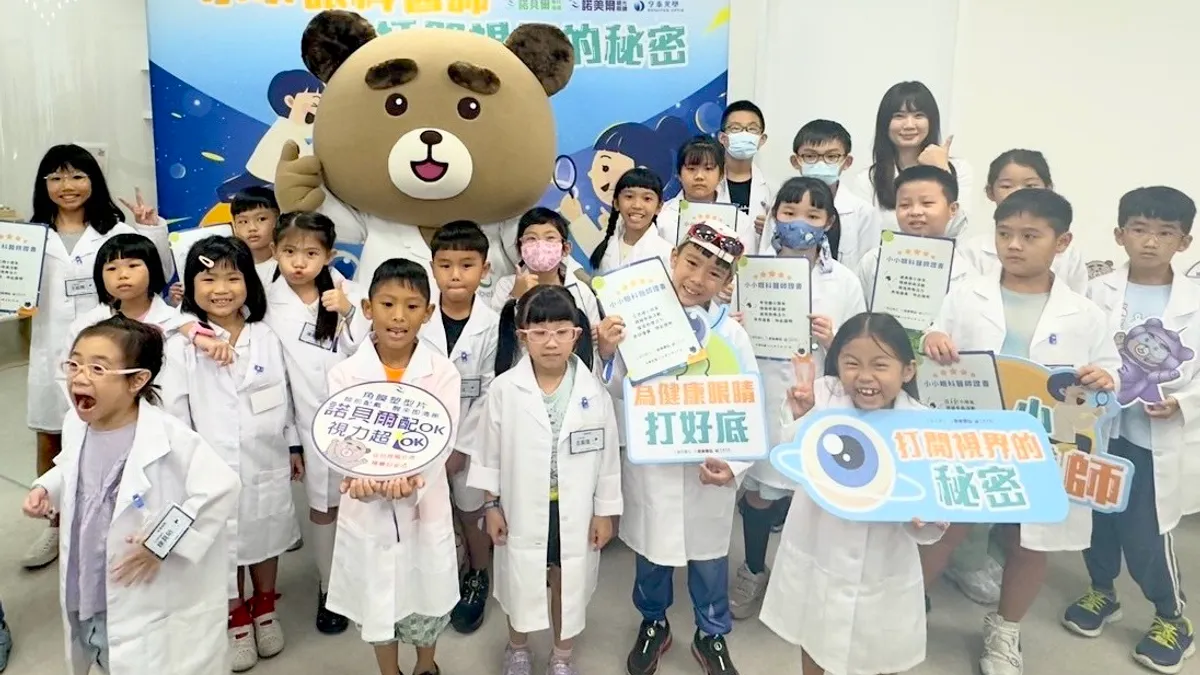 高雄場活動大合照,由粘靖旻醫師頒授小小眼科醫師證書,見證孩童們的學習成果。 高雄場活動大合照,由粘靖旻醫師頒授小小眼科醫師證書,見證孩童們的學習成果。