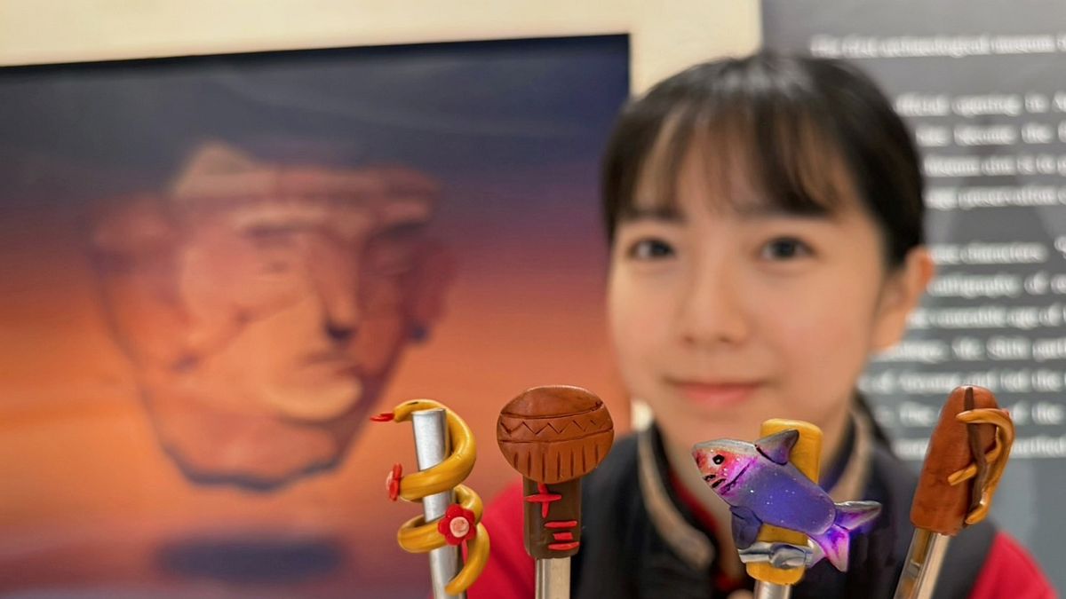 「蛇福雙筷樂」製作史前陶偶環保筷。(圖/新北市立十三行博物館) 「蛇福雙筷樂」製作史前陶偶環保筷。(圖/新北市立十三行博物館)