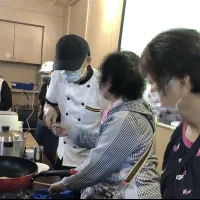 中市勞工局推「家庭暴力被害人及性侵害個案就業促進計畫」產業探索活動-主廚指導體驗內場烹調 。(圖/台中市政府) 中市勞工局推「家庭暴力被害人及性侵害個案就業促進計畫」產業探索活動-主廚指導體驗內場烹調 。(圖/台中市政府)