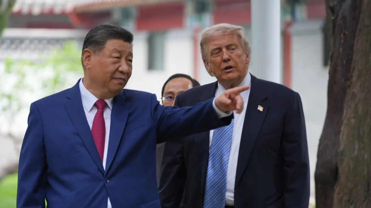 北京釋出「不統而統」的對台新訊號,不統兩字在前,外界好奇這是否代表兩岸還能維持現狀,不會被武力強行改變?圖為2026年5月15日美國總統川普與中國國家主席習近平在中南海花園參訪。(美聯社)