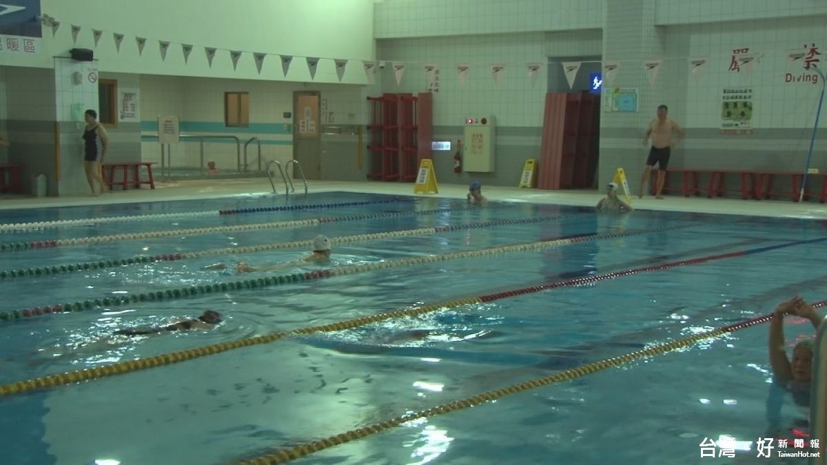 泳客衛生差殃及泳池水質 衛生局籲民眾配合維護環境 泳客衛生差殃及泳池水質 衛生局籲民眾配合維護環境