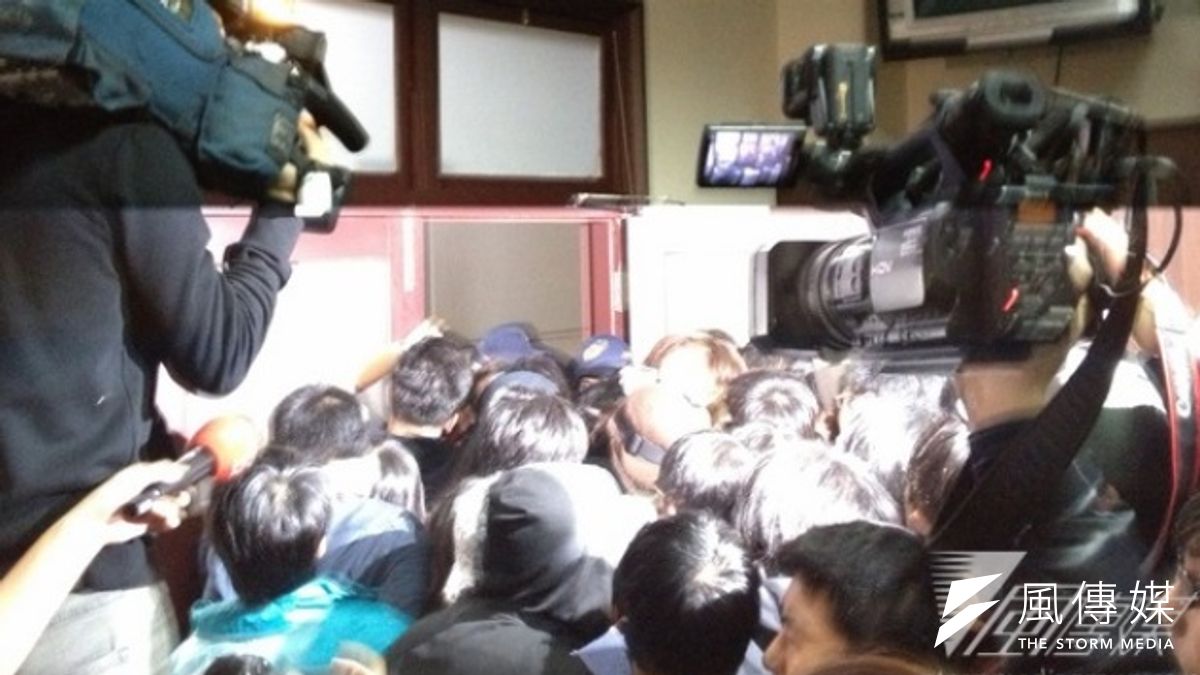 學生在23日晚間直攻行政院長辦公室。(姚惠珍攝) 學生在23日晚間直攻行政院長辦公室。(姚惠珍攝)