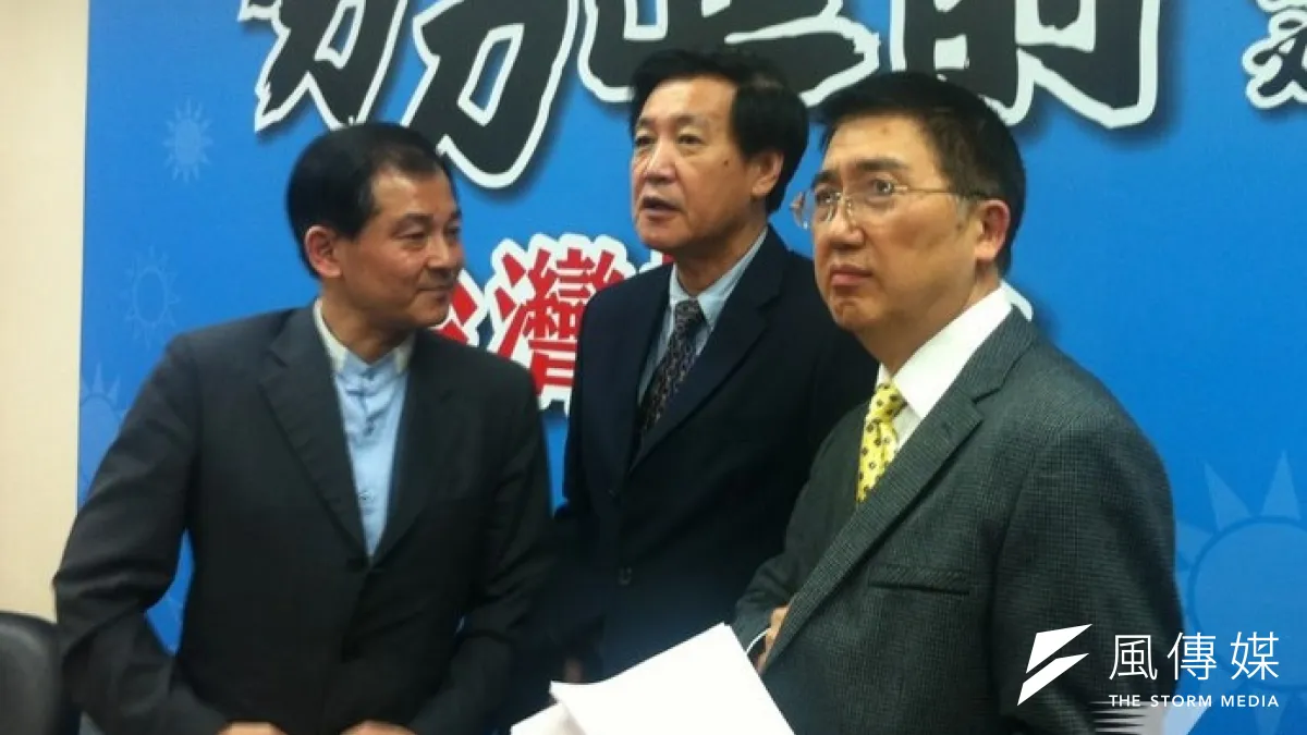 國民黨立院黨團2日晚間舉行黨團大會,討論服貿審議問題,圖為國民黨黨鞭林鴻池(右)、費鴻泰(中)。(張文馨攝)