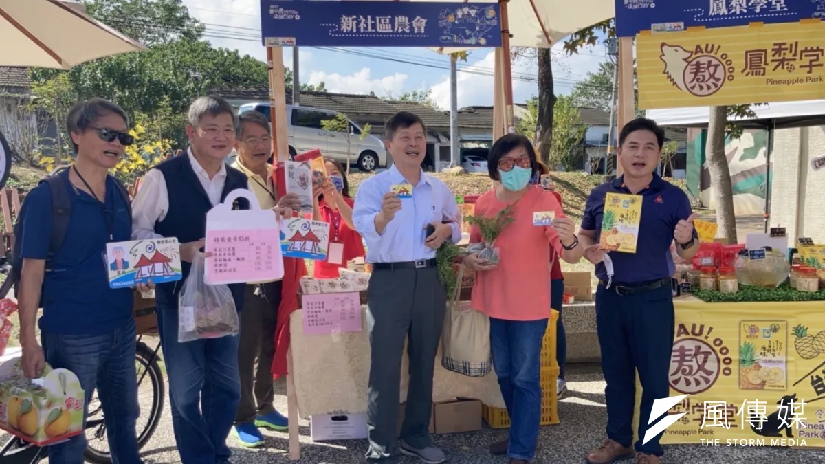 社會局局長彭懷真特地到場跟長輩一起學園藝、逛市集,共度周末假期。(圖/王秀禾攝)
