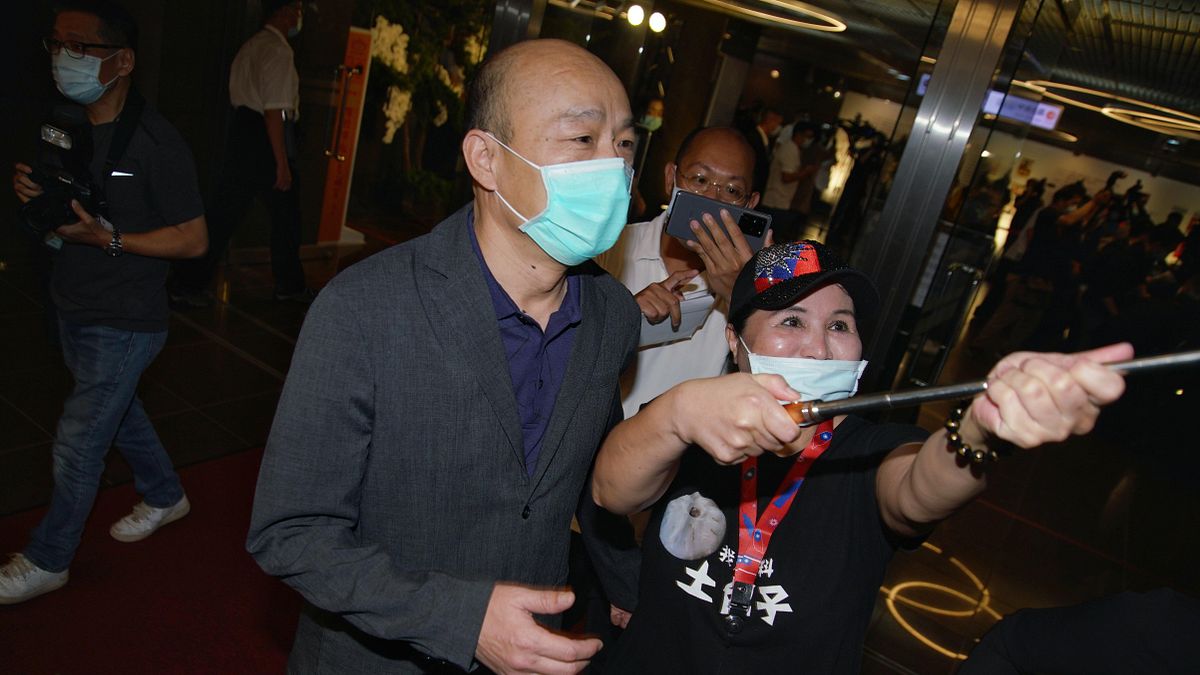 高雄市長陳其邁25日首度主持市政會議,針對前市長韓國瑜任內的政策進行通盤檢討,對民眾熱議的「愛情摩天輪」,陳其邁表示還會討論。(資料照,盧逸峰攝) 高雄市長陳其邁25日首度主持市政會議,針對前市長韓國瑜任內的政策進行通盤檢討,對民眾熱議的「愛情摩天輪」,陳其邁表示還會討論。(資料照,盧逸峰攝)