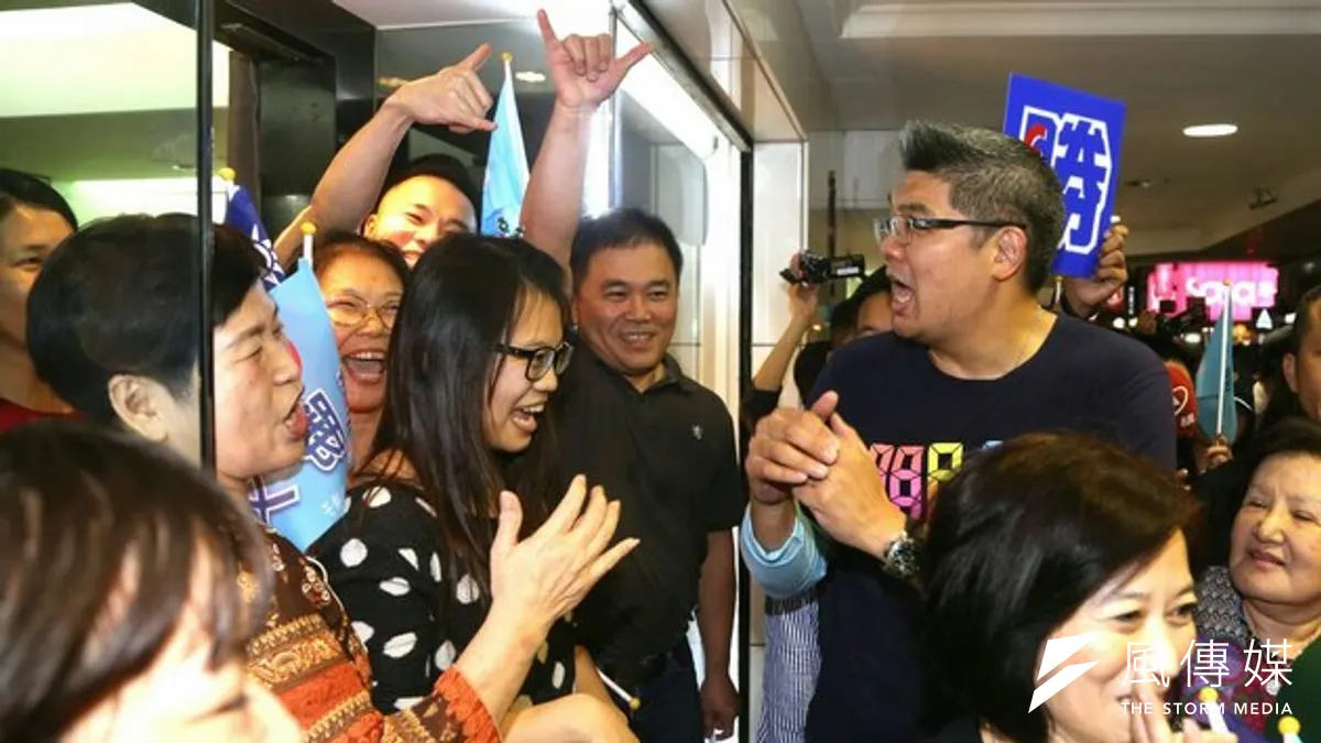 國民黨市長候選人連勝文25日下午到忠孝東路掃街拜票。(余志偉攝) 國民黨市長候選人連勝文25日下午到忠孝東路掃街拜票。(余志偉攝)
