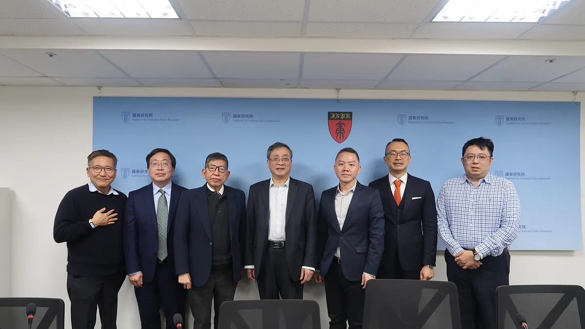 上海海峽兩岸研究會訪團一行訪台交流,嚴安林(左4)、盛九元(左2)兩位上海學者6日到國策研究院舉行閉門座談。(取自國策研究院官網) 上海海峽兩岸研究會訪團一行訪台交流,嚴安林(左4)、盛九元(左2)兩位上海學者6日到國策研究院舉行閉門座談。(取自國策研究院官網)