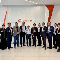 是方董事長邵泓嘉(左五)與總經理劉耀元(左六)率領團隊接待行動貝果執行長鍾哲民(左四)、高通業務副總裁吳南億(左三)。(是方提供) 是方董事長邵泓嘉(左五)與總經理劉耀元(左六)率領團隊接待行動貝果執行長鍾哲民(左四)、高通業務副總裁吳南億(左三)。(是方提供)