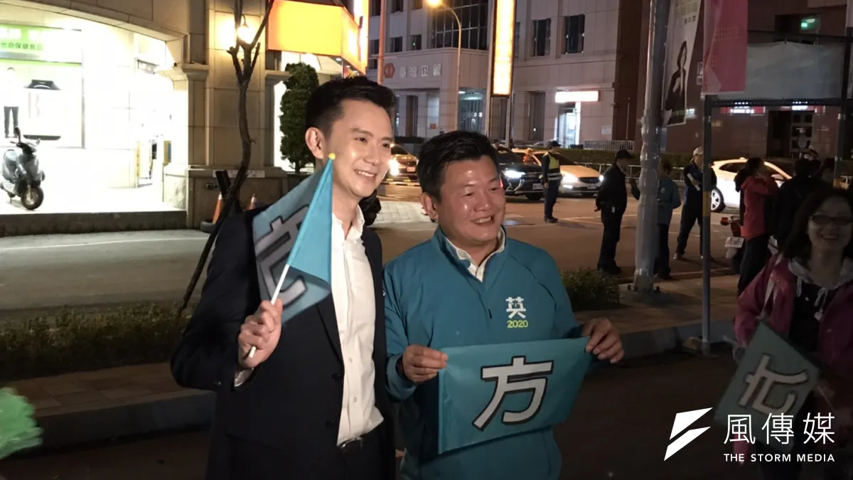 因歌手身分,新竹縣立委參選人鄭朝方(左)擁由粉絲自主發起的「方粉」粉絲團,不少人還會幫忙發競選傳單。(黃信維攝)