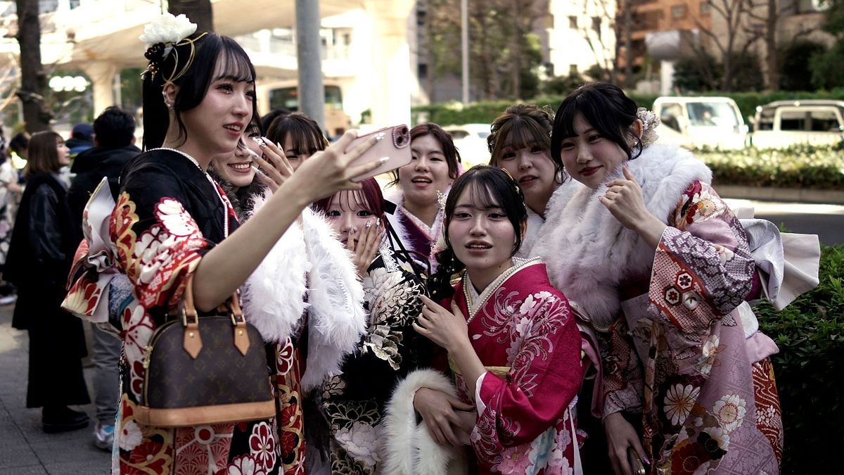 多くの日本の若い女性が艶やかな着物を着て、成人式の祝典に参加する。(AP通信) 多くの日本の若い女性が艶やかな着物を着て、成人式の祝典に参加する。(AP通信)