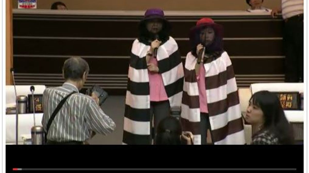 台南市議員林燕祝與林美燕穿全套防蚊裝質詢,讓賴清德直接離席。(圖片擷取自YOUTUBE) 台南市議員林燕祝與林美燕穿全套防蚊裝質詢,讓賴清德直接離席。(圖片擷取自YOUTUBE)