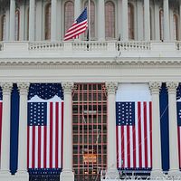 2025年1月12日、国会議事堂の西側にアメリカ国旗が掲げられ、トランプ大統領の就任式に向けた準備が進められる。(写真/AP通信提供) 2025年1月12日、国会議事堂の西側にアメリカ国旗が掲げられ、トランプ大統領の就任式に向けた準備が進められる。(写真/AP通信提供)