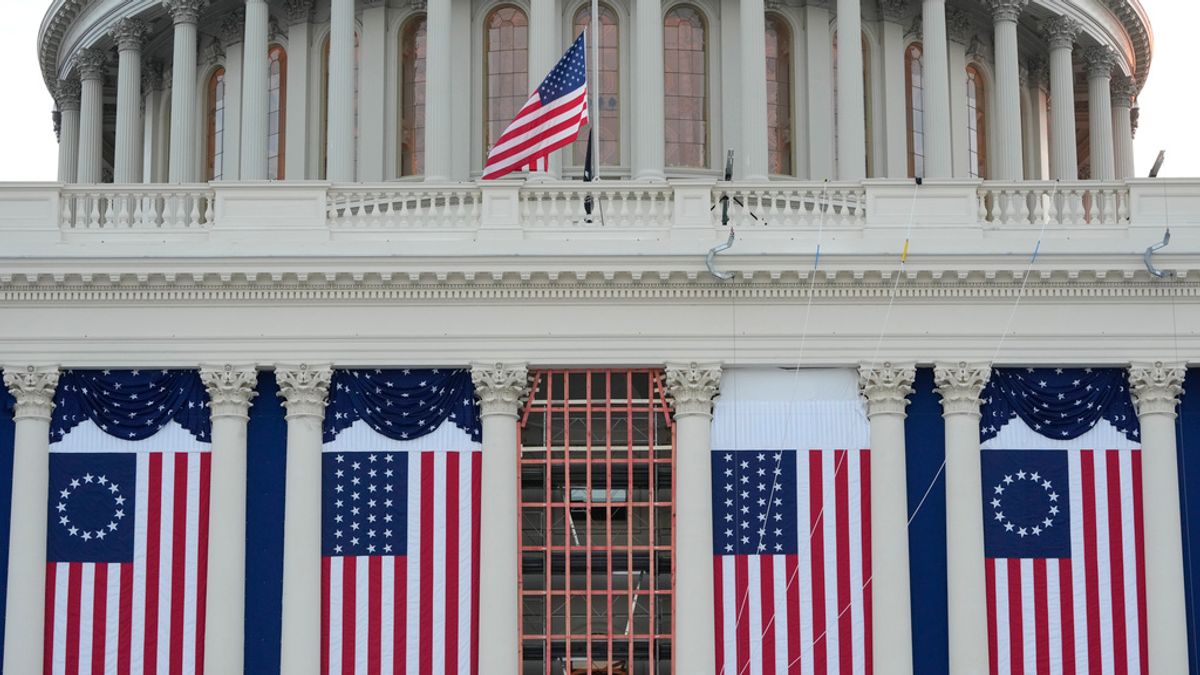 2025年1月12日、国会議事堂の西側にアメリカ国旗が掲げられ、トランプ大統領の就任式に向けた準備が進められる。(写真/AP通信提供) 2025年1月12日、国会議事堂の西側にアメリカ国旗が掲げられ、トランプ大統領の就任式に向けた準備が進められる。(写真/AP通信提供)