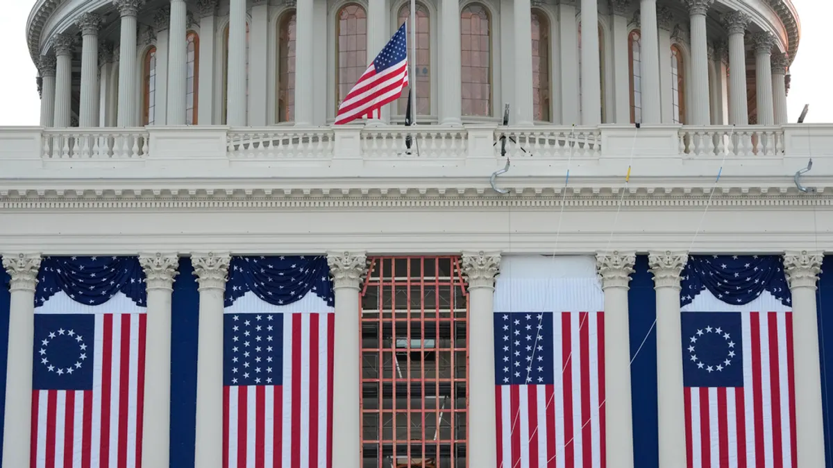 2025年1月12日、国会議事堂の西側にアメリカ国旗が掲げられ、トランプ大統領の就任式に向けた準備が進められる。(写真/AP通信提供)