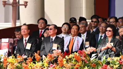民眾黨總統參選人、主席柯文哲(後左一)、時代力量黨主席王婉諭(後左二)、親民黨主席宋楚瑜(後左三)10日出席國慶大會。(陳昱凱攝)