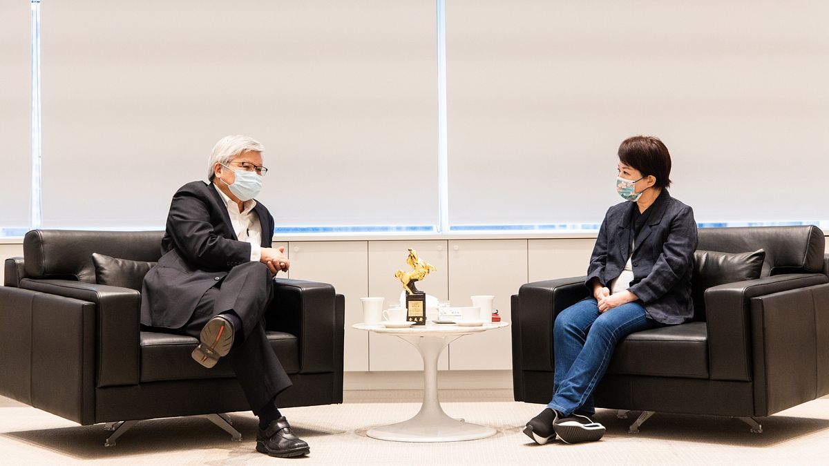 台積電總裁魏哲家(左)24日拜訪台中市長盧秀燕(右)。(台中市政府提供) 台積電總裁魏哲家(左)24日拜訪台中市長盧秀燕(右)。(台中市政府提供)