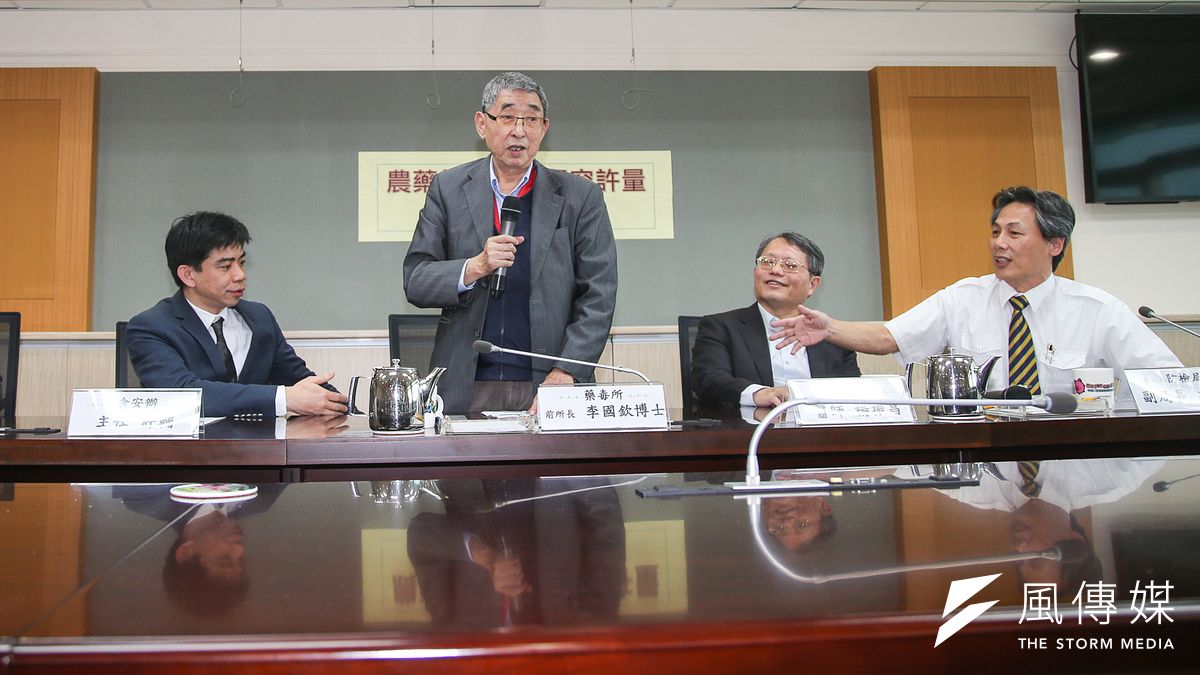 衛生福利部食品藥物管理署於今(24)日下午特別邀集各領域的專家召開會議,討論有關農藥放寬的議題,但仍決定放寬的決定。左起為食藥署副署長林金富、食安辦主任許輔、藥毒所前所長李國欽、台北榮總醫師楊振昌、防檢局副局長馮海東。(陳明仁攝) 衛生福利部食品藥物管理署於今(24)日下午特別邀集各領域的專家召開會議,討論有關農藥放寬的議題,但仍決定放寬的決定。左起為食藥署副署長林金富、食安辦主任許輔、藥毒所前所長李國欽、台北榮總醫師楊振昌、防檢局副局長馮海東。(陳明仁攝)