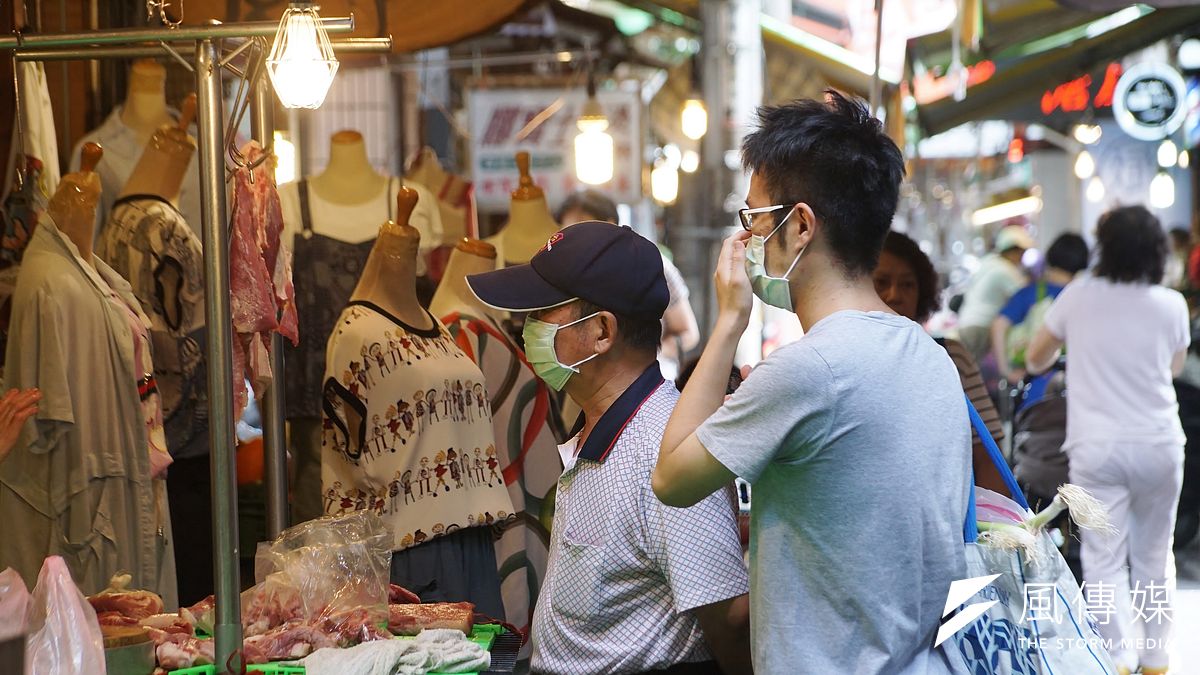 台北市長柯文哲上任之後,極力推動無現金支付,公有市場未來也將強制加裝,卻遭攤販反映不實用。(資料照,盧逸峰攝) 台北市長柯文哲上任之後,極力推動無現金支付,公有市場未來也將強制加裝,卻遭攤販反映不實用。(資料照,盧逸峰攝)