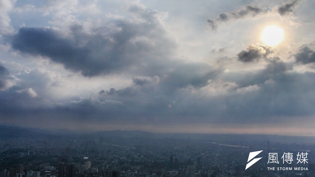 環保署今(18)日發出空氣細懸浮微粒濃度警訊,桃竹苗地區以北細懸浮微粒因空氣擴散不佳,PM2.5濃度已到達中度偏高等級。(資料照片,葉信菉攝) 環保署今(18)日發出空氣細懸浮微粒濃度警訊,桃竹苗地區以北細懸浮微粒因空氣擴散不佳,PM2.5濃度已到達中度偏高等級。(資料照片,葉信菉攝)