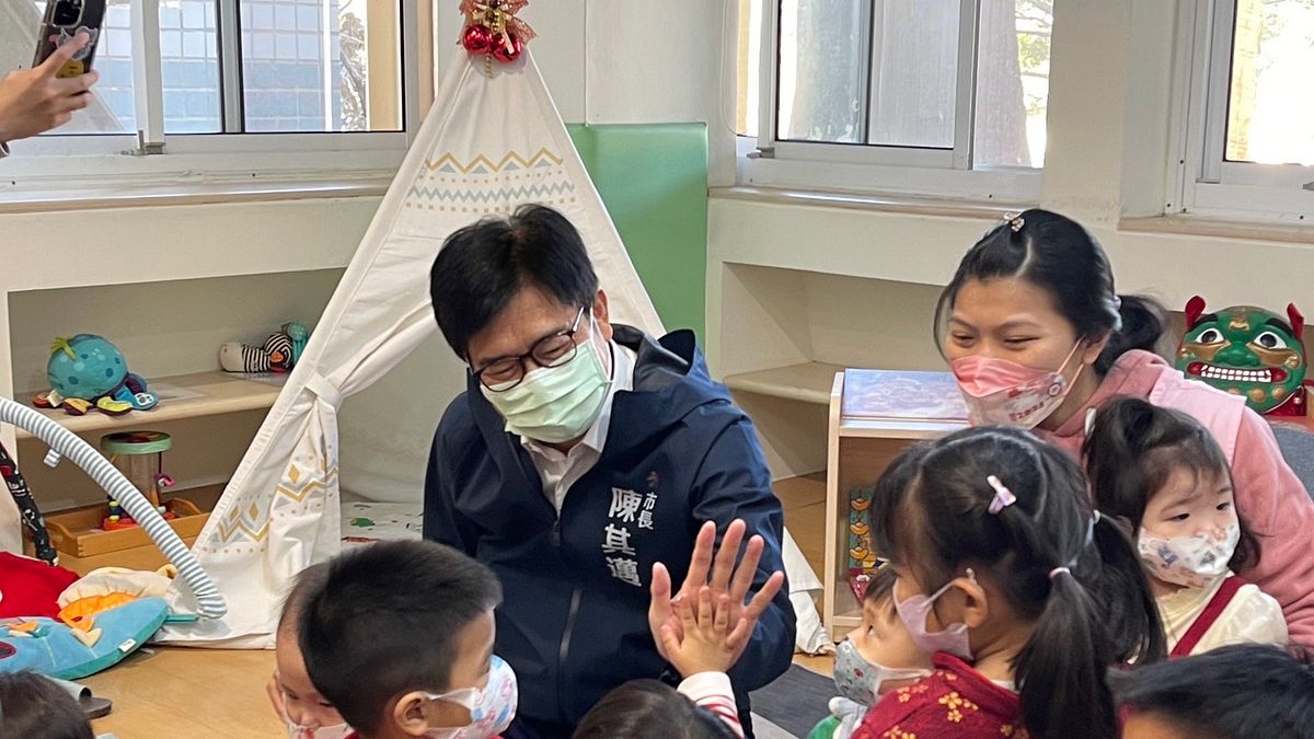 高雄市長陳其邁疼惜育兒家庭照顧負擔,宣布由市府吸收調漲費用。(圖/高雄市政府提供) 高雄市長陳其邁疼惜育兒家庭照顧負擔,宣布由市府吸收調漲費用。(圖/高雄市政府提供)