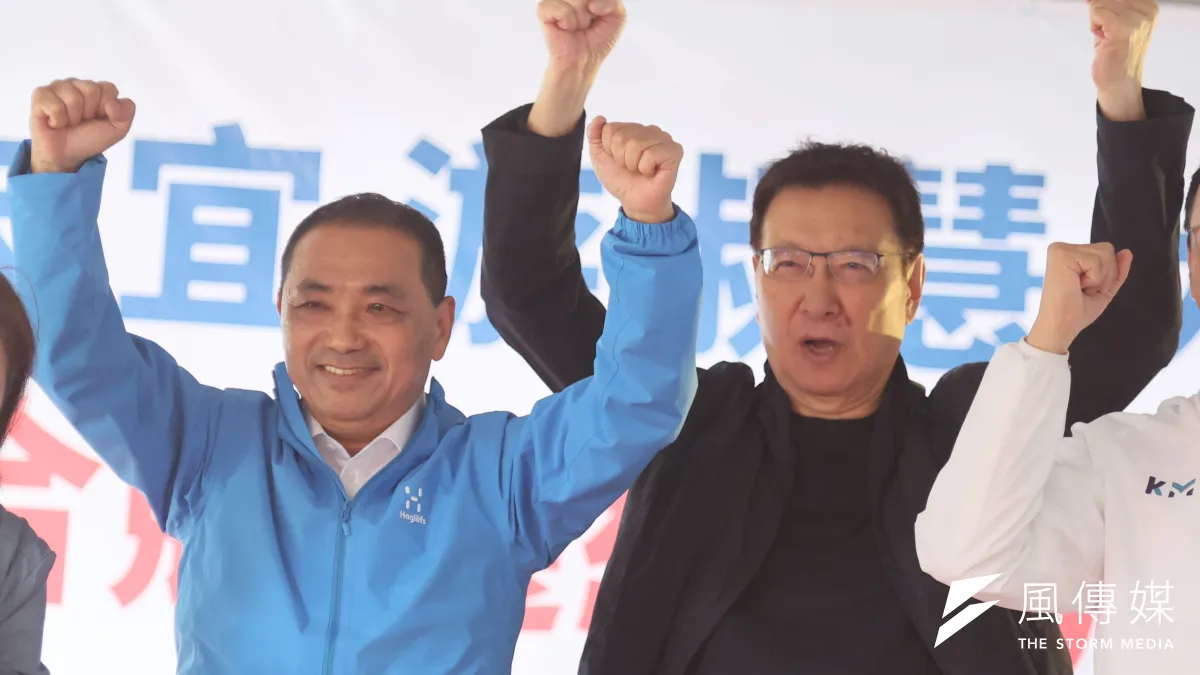 國民黨總統參選人侯友宜(左)、副總統參選人趙少康(右)。(柯承惠攝)