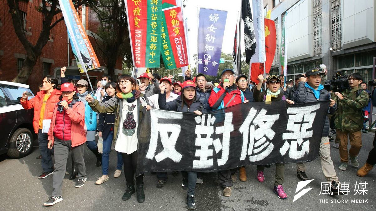 勞基法10日三讀通過,勞團於政院外抗議。(資料照,陳明仁攝) 勞基法10日三讀通過,勞團於政院外抗議。(資料照,陳明仁攝)