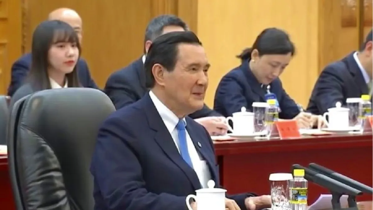 前總統馬英九當著中國國家主席習近平的面前,脫口說出「中華民國」四個字,這是真傻還是真話?(翻攝央視微博)