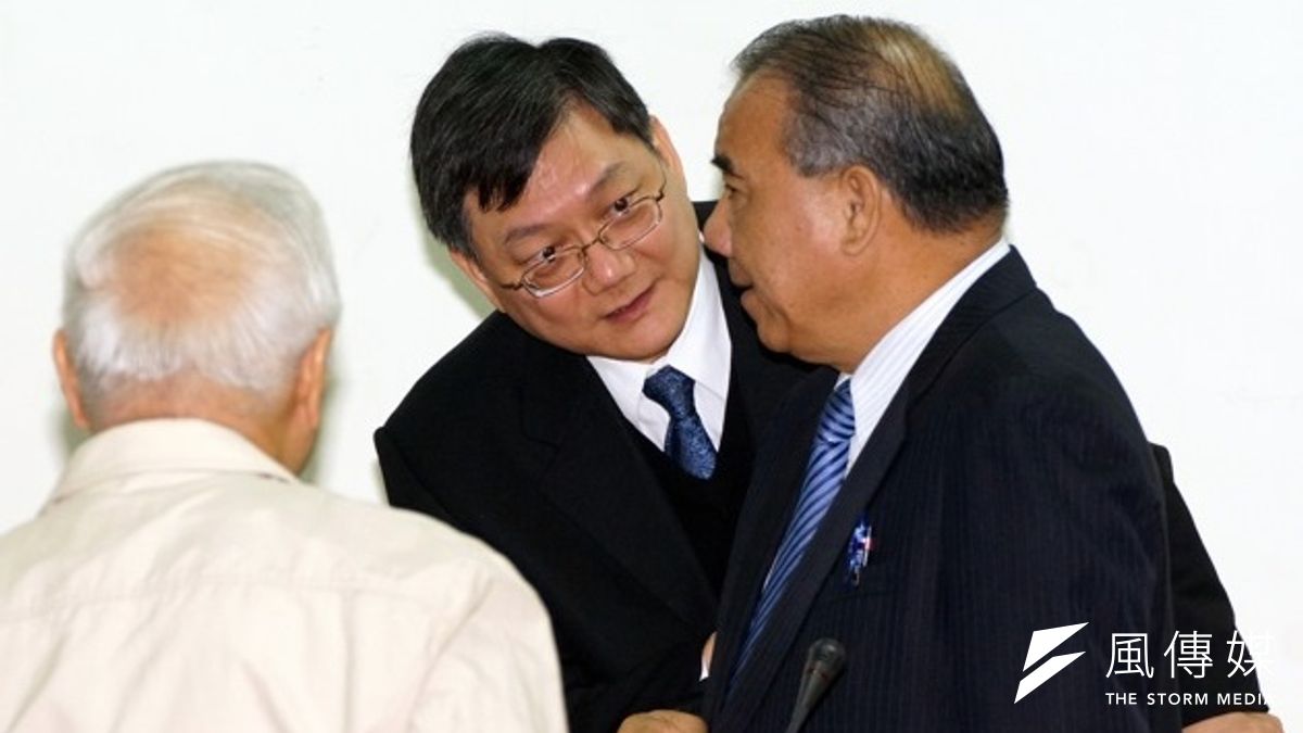 經濟部長杜紫軍(中)19日表示,台灣若簽署兩岸貨品貿易協定或兩岸經濟合作協議(ECA),可望解決台灣目前低薪問題。(蘇仲泓攝) 經濟部長杜紫軍(中)19日表示,台灣若簽署兩岸貨品貿易協定或兩岸經濟合作協議(ECA),可望解決台灣目前低薪問題。(蘇仲泓攝)