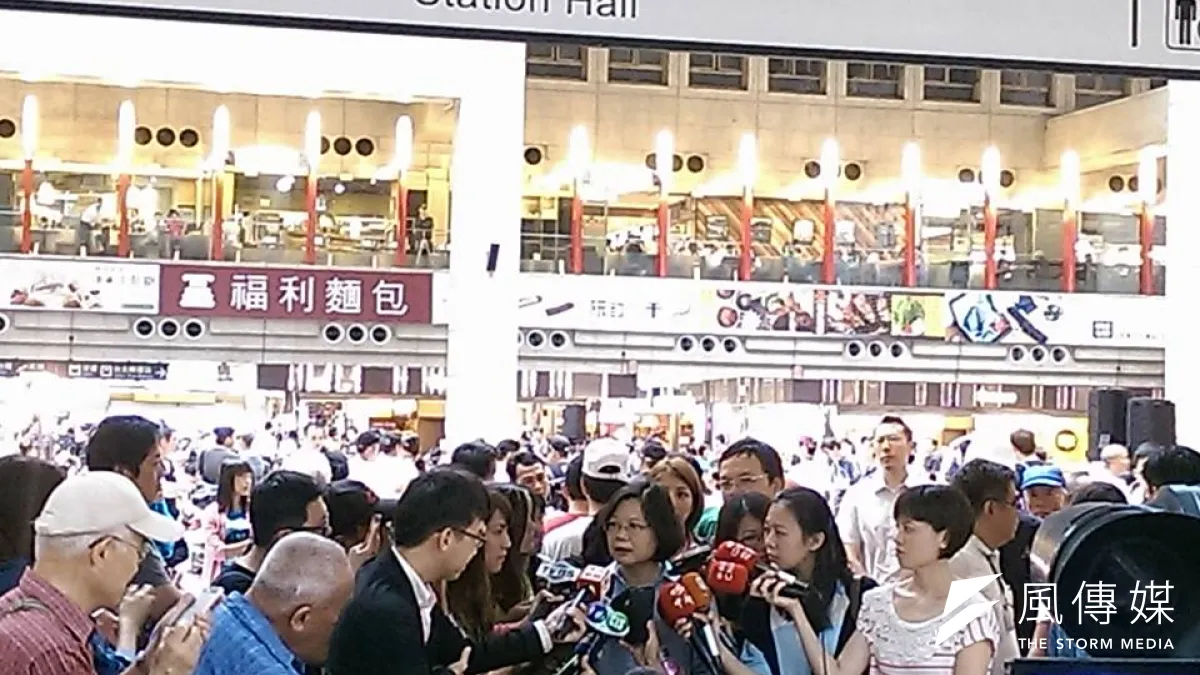 2016總統大選國民黨要由誰出征至今仍搞不定,民進黨參選人蔡英文17日表示,無法評論國民黨內部的事,不過其實台灣人更關心的,是國民黨有沒有聽聽社會的聲音、了解民意。(方炳超攝)