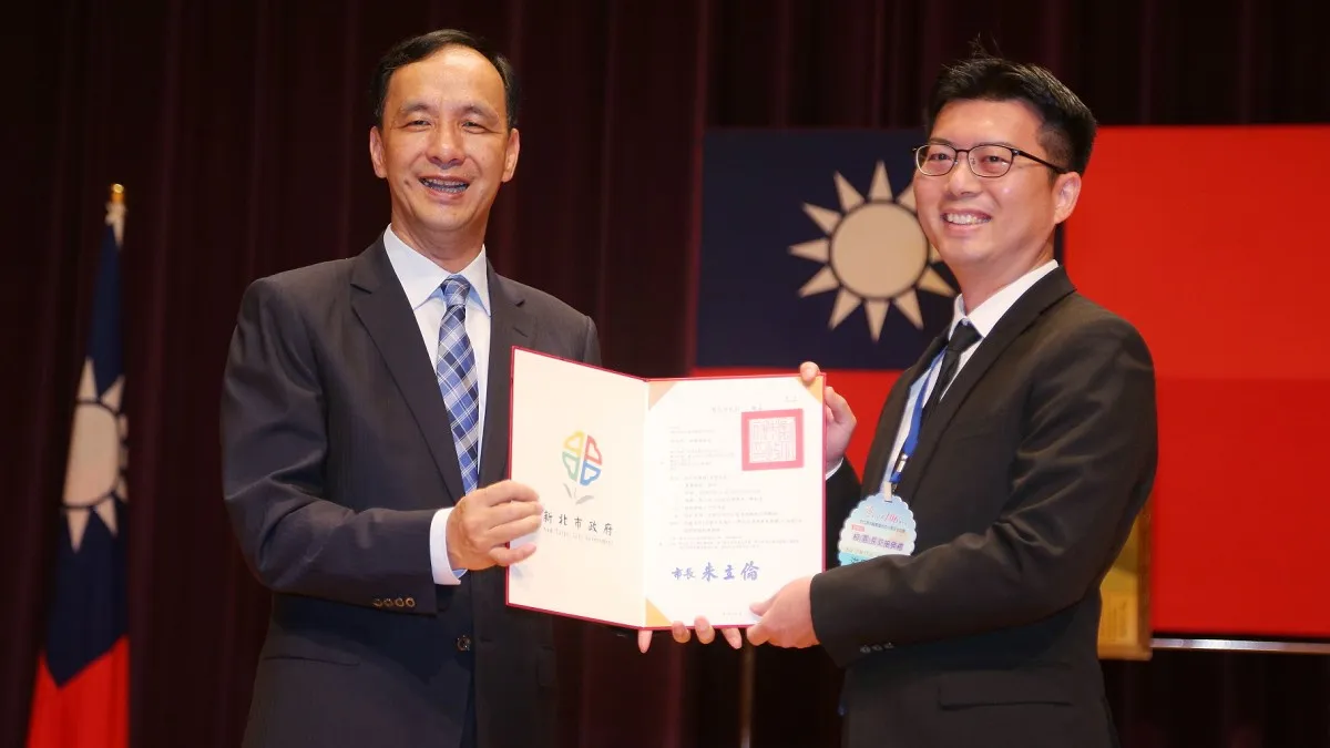 新北新卸任校長交接 朱立倫勉以作育英才為己任