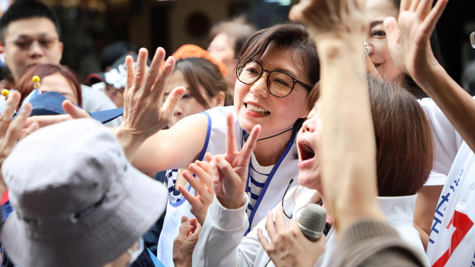 蔣萬安累倒「最新病況曝」!10/31辯論恐失聲 妻子石舫亘回應了