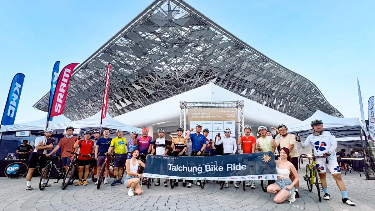 2026 Taichung Bike Ride 於臺中國際會展中心前啟動,匯集 13 大零組件大廠代表與各界人士合影留念。(圖/臺灣自行車輸出業同業公會提供)