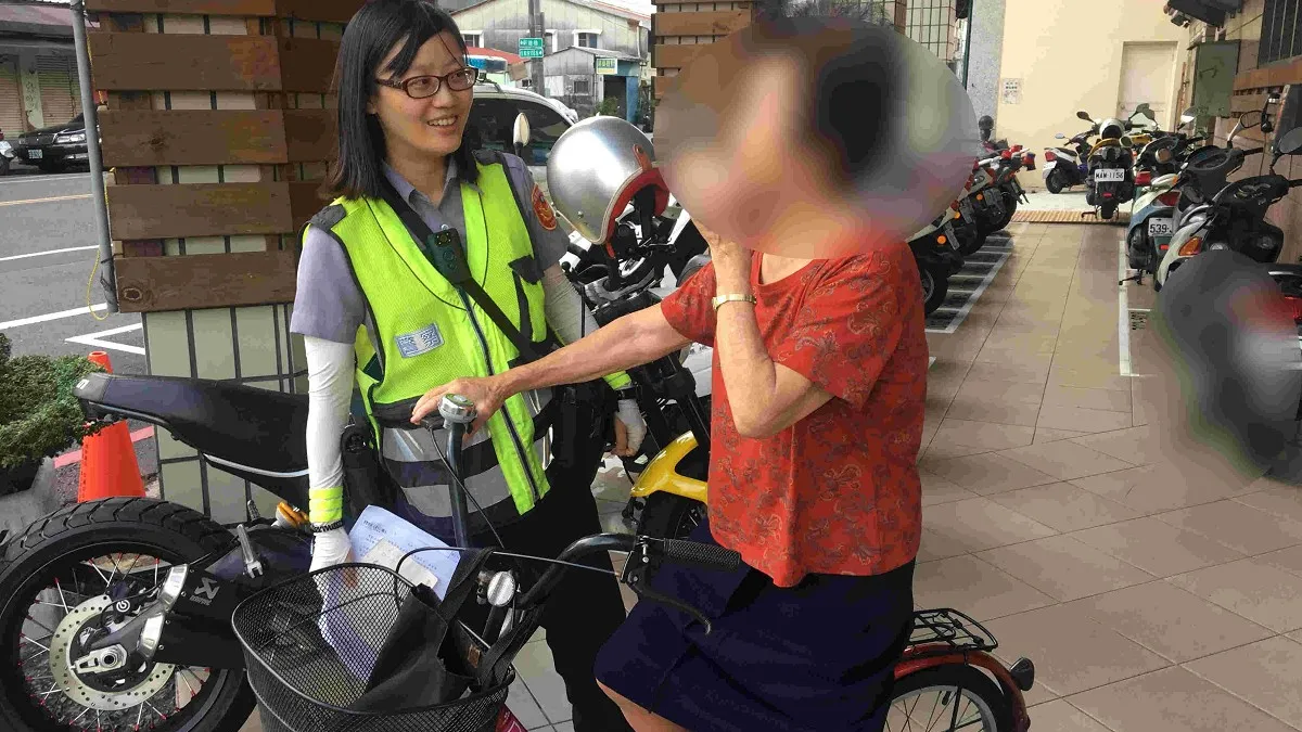 老婦神情慌張來回走動 警方上前關懷阻詐成功