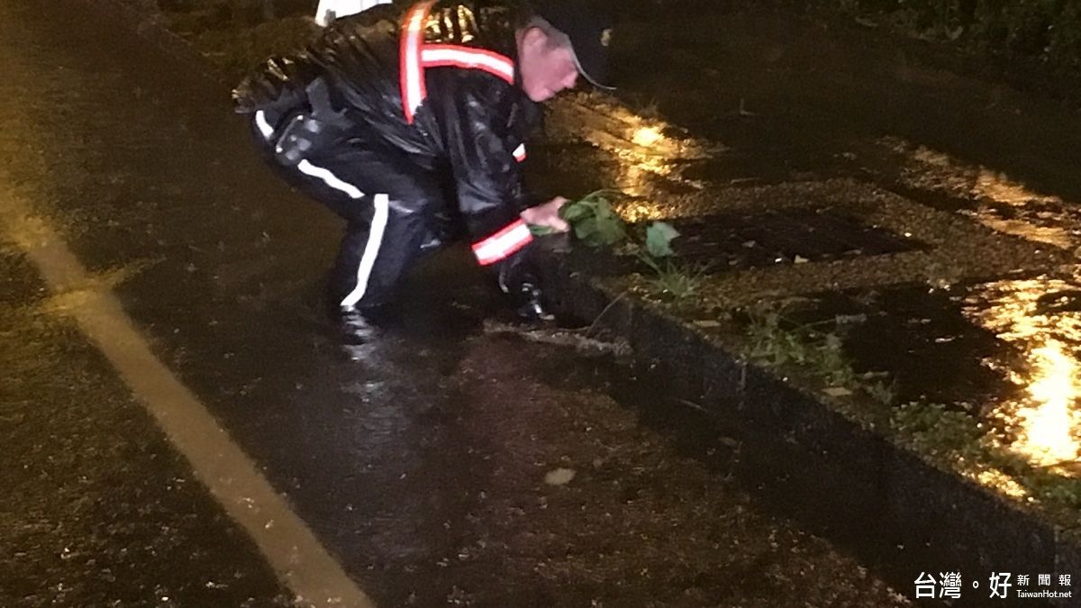 樹倒淹水車輛難行 警冒雨除積水便利民眾 樹倒淹水車輛難行 警冒雨除積水便利民眾