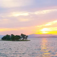 朝ドラの舞台である水の都松江は、やさしい雨を縁雫と呼び、小泉八雲の愛した情緒あふれる風景や新設のドラマ館で梅雨を彩る観光を展開している。(写真/ご縁と美肌の国!しまねPR事務局提供) 朝ドラの舞台である水の都松江は、やさしい雨を縁雫と呼び、小泉八雲の愛した情緒あふれる風景や新設のドラマ館で梅雨を彩る観光を展開している。(写真/ご縁と美肌の国!しまねPR事務局提供)