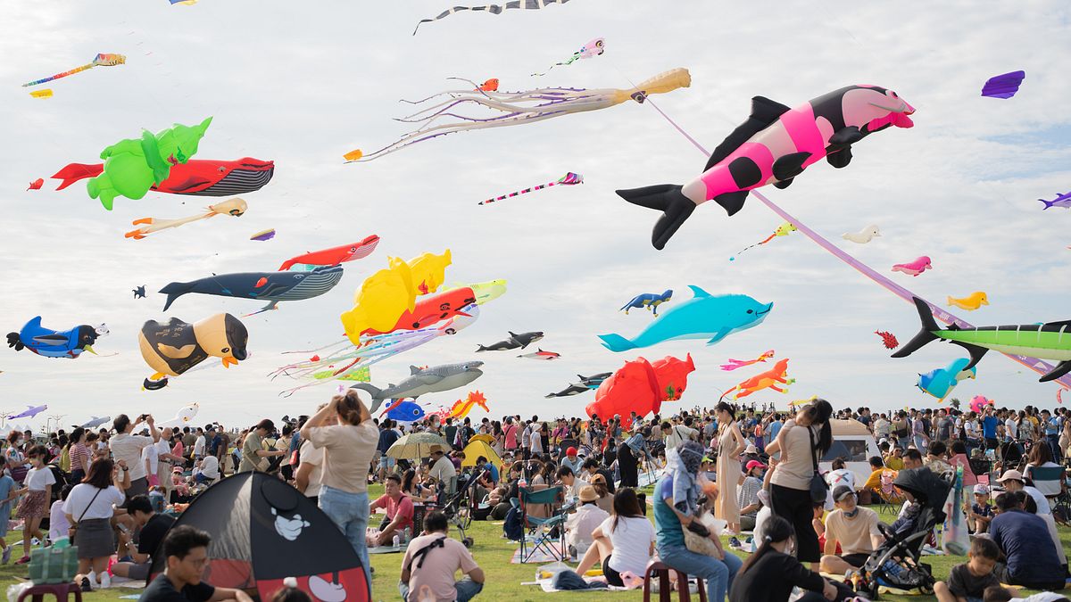 2023國際風箏節以「海想來」為主題,有各式海洋生物意象風箏,彷彿將海洋世界搬到新竹天空。(圖/新竹市政府提供) 2023國際風箏節以「海想來」為主題,有各式海洋生物意象風箏,彷彿將海洋世界搬到新竹天空。(圖/新竹市政府提供)