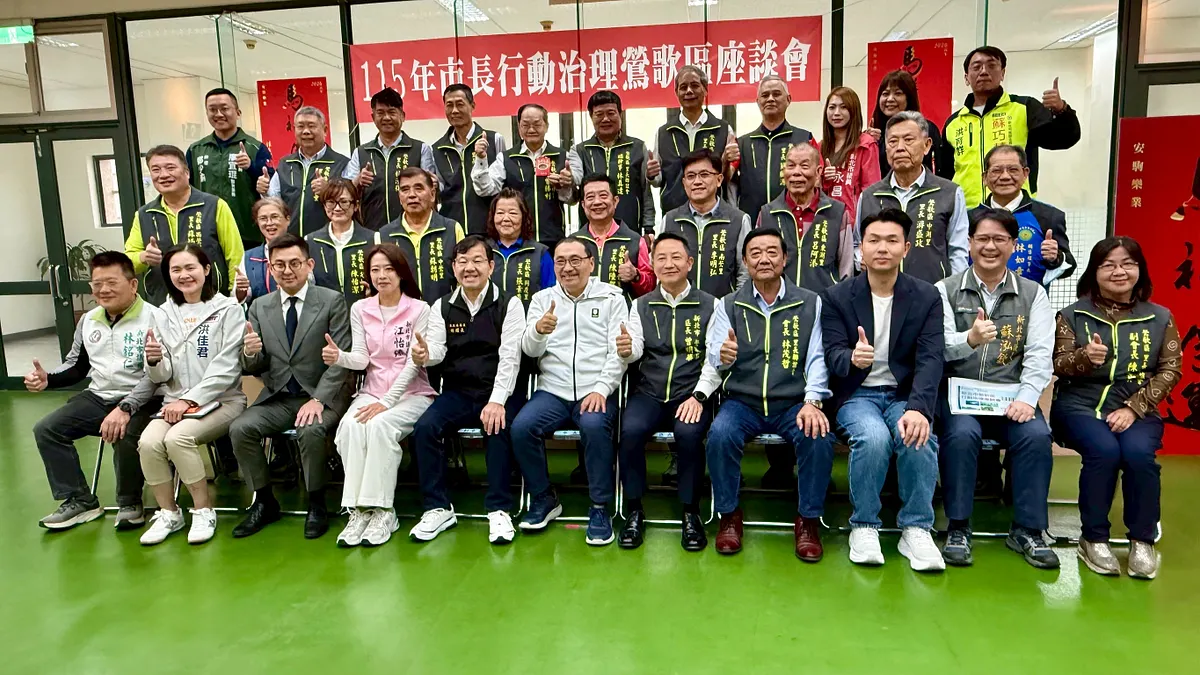新北市長侯友宜今(24)日率市府局處團隊至鶯歌及三峽區與在地里長行動治理座談。(圖/新北市民政局提供)