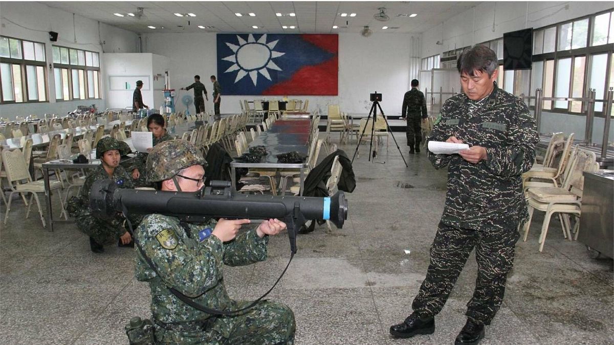 為強化台北衛戍實力,提升整體中樞防衛能量,憲兵指揮部規劃以兩年編列5185萬元,確定向國家中山科學研究院採購「紅隼」反裝甲火箭。(青年日報攝) 為強化台北衛戍實力,提升整體中樞防衛能量,憲兵指揮部規劃以兩年編列5185萬元,確定向國家中山科學研究院採購「紅隼」反裝甲火箭。(青年日報攝)