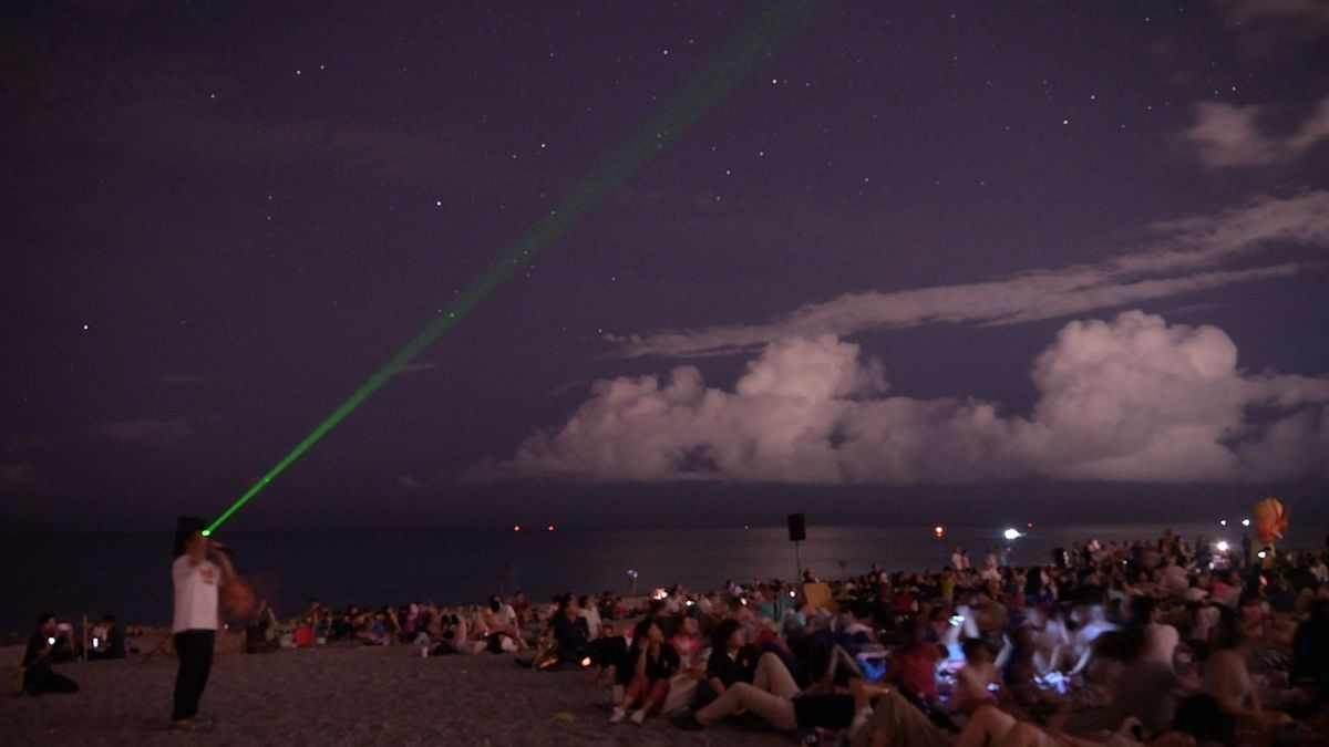 花蓮「星光音樂會」結合音樂、專業星空導覽與低碳旅遊,由導覽老師江豐錫帶領大家一同仰望星空。(圖/花蓮縣政府提供) 花蓮「星光音樂會」結合音樂、專業星空導覽與低碳旅遊,由導覽老師江豐錫帶領大家一同仰望星空。(圖/花蓮縣政府提供)